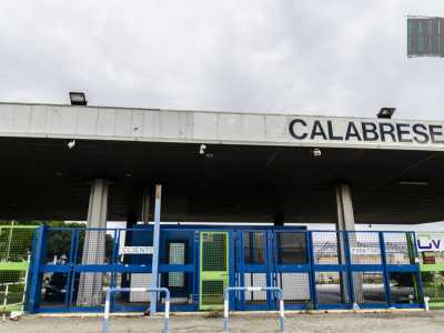Le officine Calabrese segnano l'inizio della zona industriale, provenendo dal centro di Bari: siamo in via Guglielmo Murari (foto di Gennaro Gargiulo)
